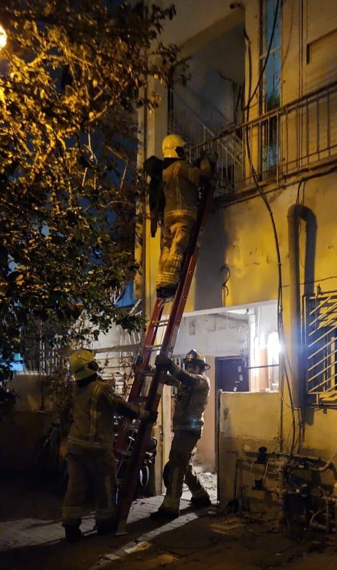 חילוץ הדיירים מהבניין בשכונת התקווה (צילום: כבאות והצלה ארצי)