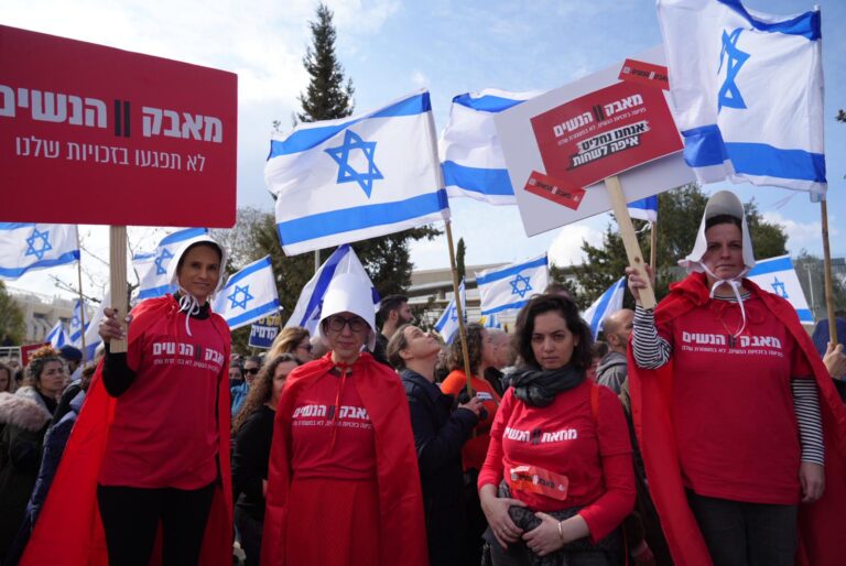 לי הופמן אגיב (שנייה מימין) שירה ז' כרמל (שנייה משמאל) וחן פילץ (משמאל), "סיפורה של שפחה רק כמה צעדים לפנינו" (צילום: ג'וליה לרמה)