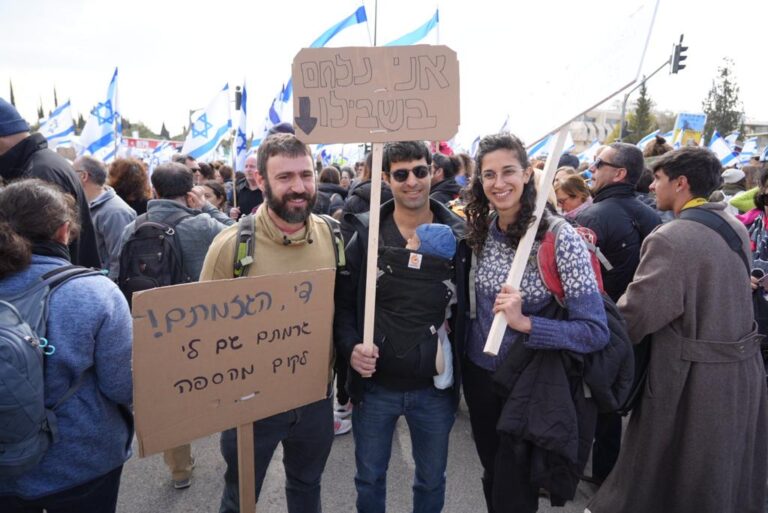 מאיה (מימין) שי (באמצע) עם ילדם גיל, ויובל (משמאל), "זה לא הגיוני שאדם שמואשם בפלילים ישנה את החוקים כדי שיתאימו לו" (צילום: ג'וליה לרמה)