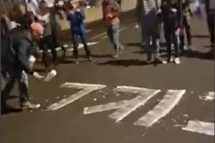 מפגין בתל אביב כותב את המילים 'ביבי הבוגד' על נתיבי איילון בתל אביב (צילום: מתוך רשתות חברתיות, לפי סעיף 27א' לחוק זכויות יוצרים)