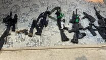 נשקי החמושים שהוחרמו במבצע (התמונה: דובר צה"ל)
