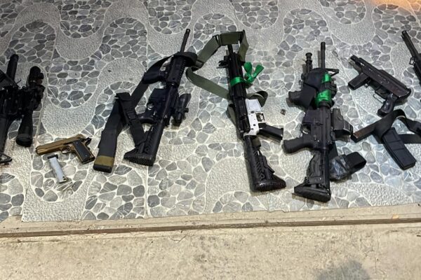 נשקי החמושים שהוחרמו במבצע (התמונה: דובר צה"ל)