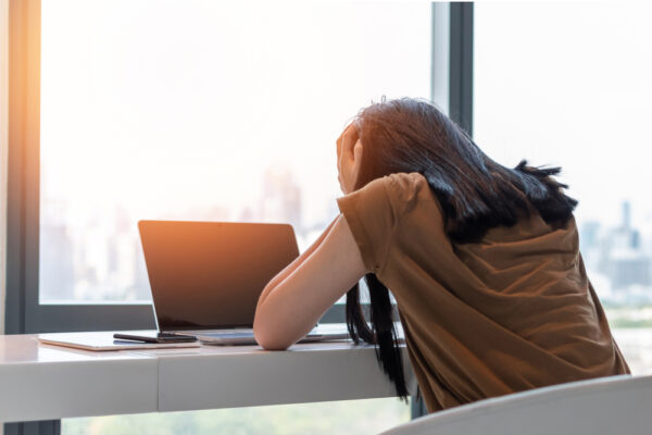 אישה לוקה בהתקף חרדה בעבודה (צילום אילוסטרציה: Shutterstock)
