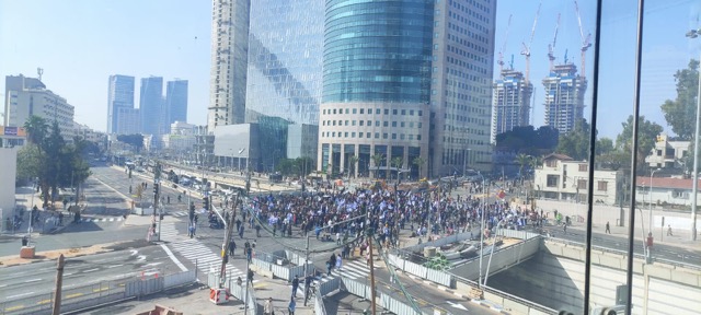 המחאה נגד הרפורמה המשפטית: מפגינים חוסמים את צומת עזריאלי בתל אביב (צילום: ניצן צבי כהן)