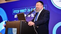 שר העבודה יואב בן צור בכנס אילת לעבודה (צילום: שרית פרידמן)