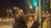 צביקה פוקס בהפגנת 'ימנים בעד פשרה' בירושלים. "אנחנו עם אחד, אנחנו לא איזו קבוצה שבאה ולוחמת ואוכלת את הקבוצה השנייה" (צילום: אסף צבי)