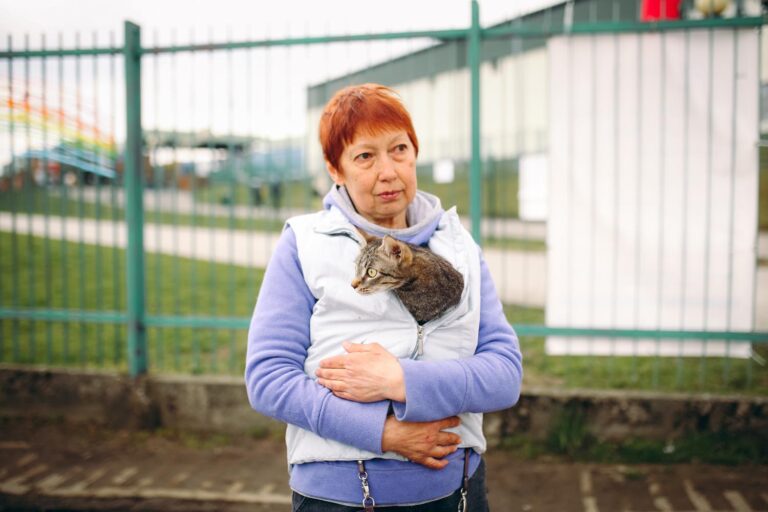 אירינה ואחד מ-20 החתולים שהצילה. &quot;יש לי מטרה: להציל חיות&quot; (צילום: רום ברנע)