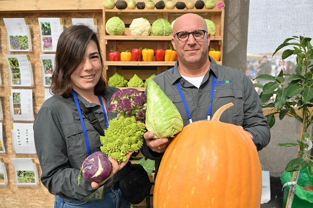 נציגי חברת אגרו גדות משיקים ירקות חדשים (צילום: יוד צילומים)