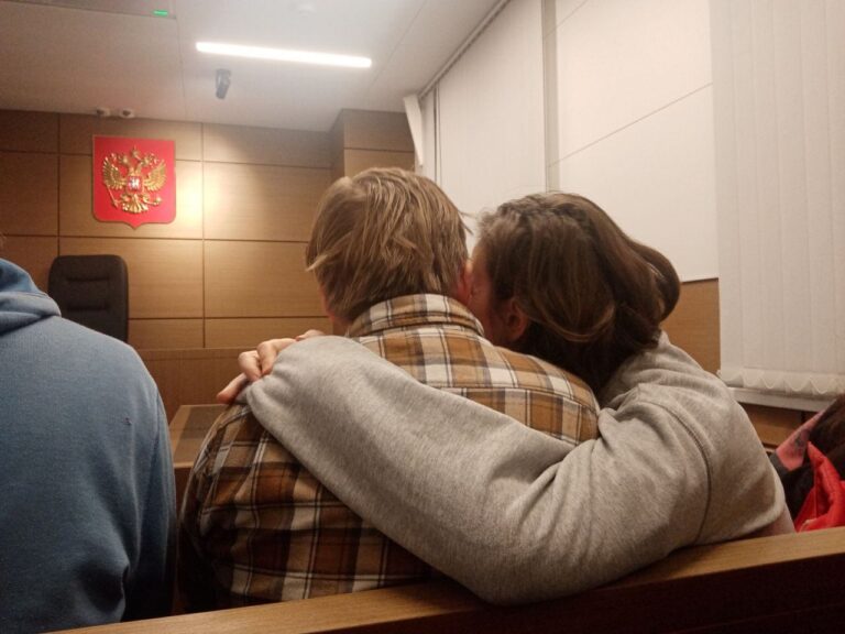 לובנוב ואשתו אלכסנדרה זפולסקאייה בבית המשפט. &quot;זה נראה רע להכניס לכלא אדם שקיבל כל כך הרבה קולות בבחירות לפרלמנט&quot; (צילום: אלבום פרטי)