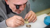 לב חידקל מתקן שעון אוריינט תוצרת יפן. אום השתחרר, נפל לתוך המנגנון ושבר את אחד מגלגלי השיניים. את הבורג שנשאר צריך להוציא בזהירות, בלי לפגוע בצילינדר (צילום: יונתן בלום)
