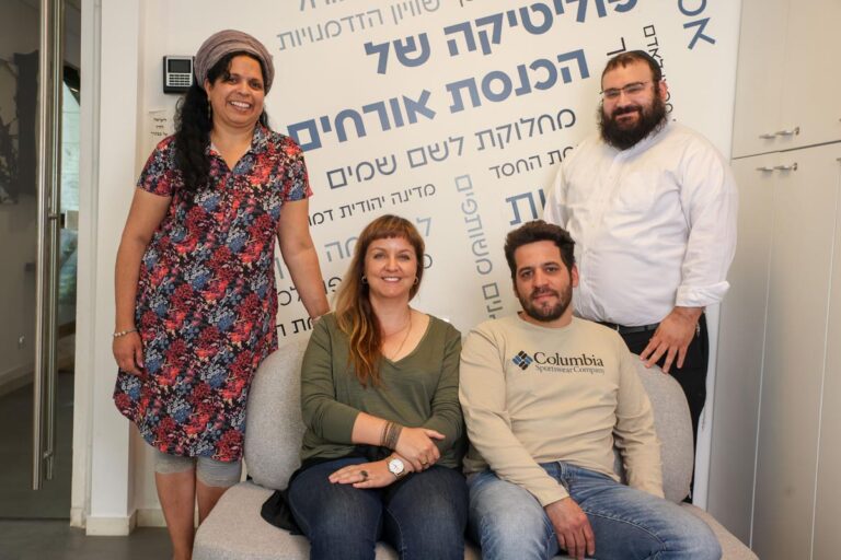 שניאור הוכנברג (מימין), יואב בקשי, שיראל דגן-לוי ואפרת רובין. פוליטיקה שמבקשת להידמות לשולחן השבת של משפחה מסורתית (צילום: כדיה לוי)