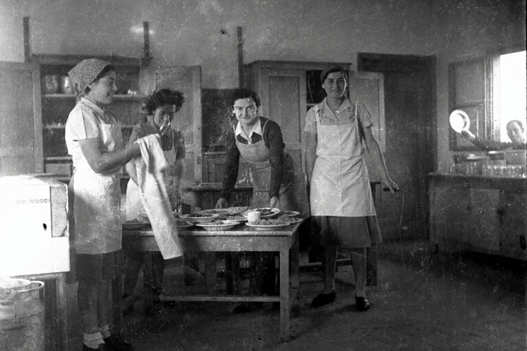 Working in the kitchen. (Photo: Bitmuna, Tanhum Arieli)