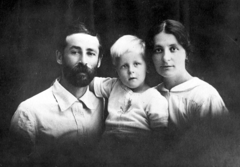 אווה ויצחק טבנקין עם בנם מש'לה, 1922. שכטר: &quot;אווה דרשה מהנשים להיות ריבוניות מלאות על ההחלטה אם להמשיך את ההיריון או לסיימו&quot; (צילום: ביתמונה)