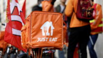 עובדי חברת המשלוחים Just Eat בהפגנה בפריז (צילום: REUTERS/Benoit Tessier)