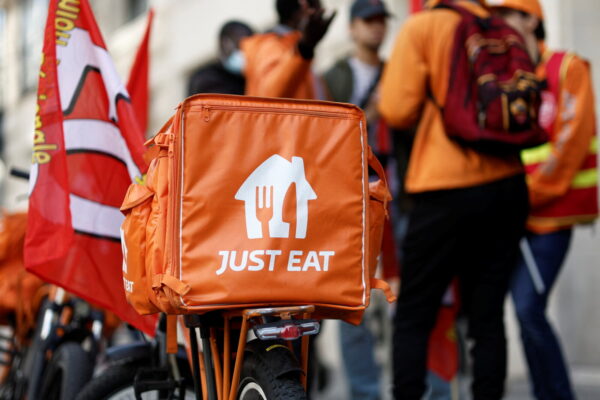 עובדי חברת המשלוחים Just Eat בהפגנה בפריז (צילום: REUTERS/Benoit Tessier)