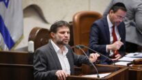 שר האוצר בצלאל סמוטריץ' במליאת הכנסת ( (צילום: דוברות הכנסת - נועם מושקוביץ')