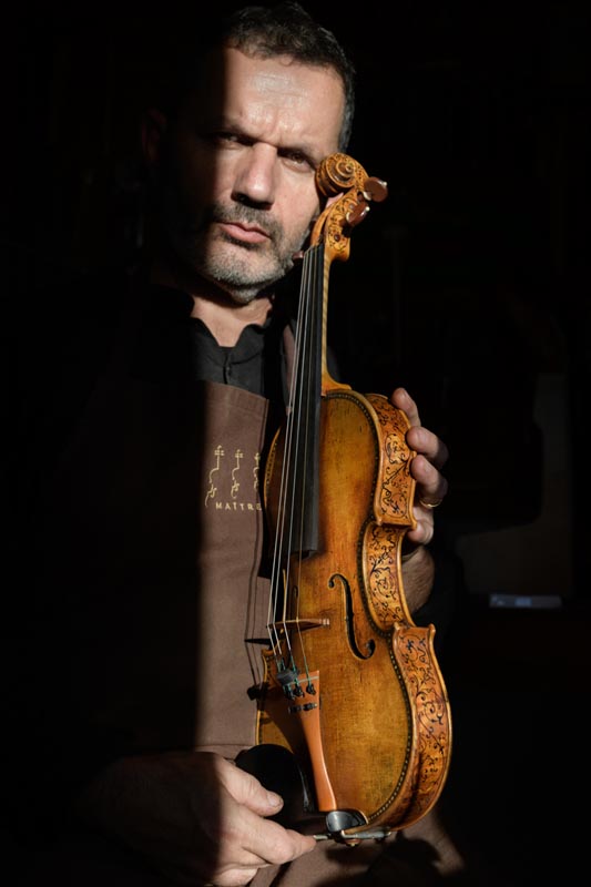 שלמה מויאל עם הכינור שבנה לבתו. &quot;הכינור הפך למין תעודת זהות שלה&quot; (צילום: יונתן בלום)