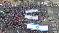 מפגינים נגד הרפורמה המשפטית חוסמים את צומת הכפר הירוק (צילום: שי קוריאנסקי)