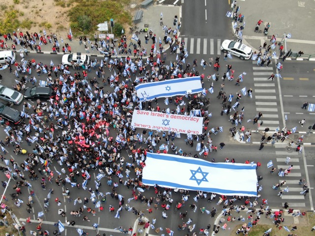 מפגינים נגד הרפורמה המשפטית חוסמים את צומת הכפר הירוק (צילום: שי קוריאנסקי)