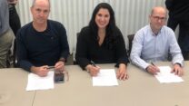 מימין לשמאל: ראש חטיבת הבנקים וחברות האשראי בהסתדרות המעו"ף, מנחם מליק, יו״ר ועד עובדי מקס רעות פבלוביץ, ומנכ״ל מקס רון פאינרו (צילום: דוברות ההסתדרות)