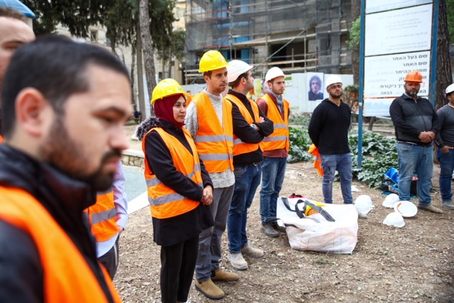 טקס זיכרון לסאמח עות'מאן אלקוואסמי שנהרג במהלך עבודתו באתר בנייה בירושלים (צילום: דור פזואלו) טקס זיכרון לסאמח עות'מאן אלקוואסמי שנהרג במהלך עבודתו באתר בנייה בירושלים (צילום: דור פזואלו)