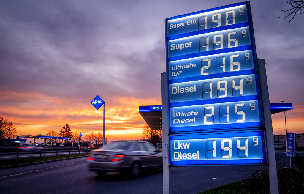 מחירי דלק בגרמניה (צילום: AP Photo/Michael Probst)