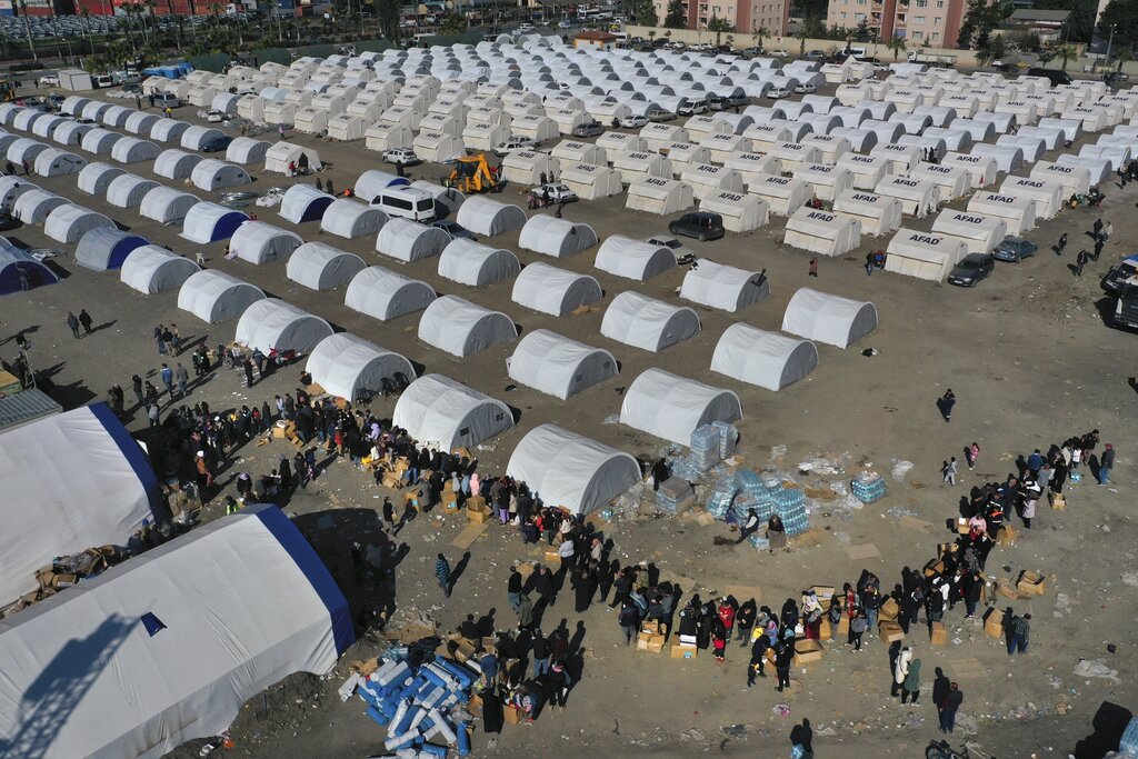 מחנה עקורים באיסקנדרון, טורקיה. &quot;יש יישובים ש-25% מתושביהם, כחצי מיליון אנשים, נותרו מחוסרי בית&quot; (צילום: AP Photo)