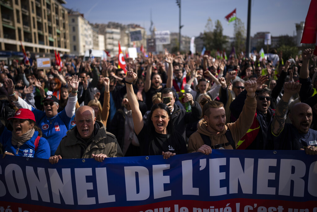 מפגינים במרסיי צרפת נגד העלאת גיל הפנסיה ל-64 (צילום: AP Photo/Daniel Cole)