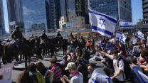 מפגינים חוסמים את נתיבי איילון בתל אביב במחאה על המהפכה המשפטית (צילום: AP Photo/Ohad Zwigenberg)