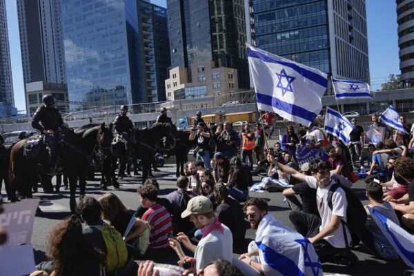 מפגינים חוסמים את נתיבי איילון בתל אביב במחאה על המהפכה המשפטית (צילום: AP Photo/Ohad Zwigenberg)