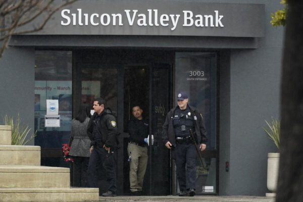 שוטרים יוצאים ממשרדי בנק סיליקון ואלי בסנטה קלרה, קליפורניה, ביום שבו הוחלט על סגירתו   (צילום: AP Photo/Jeff Chiu)