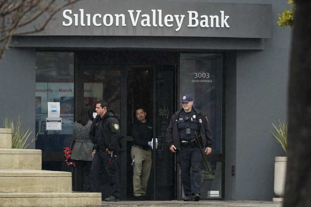 שוטרים יוצאים ממשרדי בנק סיליקון ואלי בסנטה קלרה, קליפורניה, ביום שבו הוחלט על סגירתו   (צילום: AP Photo/Jeff Chiu)