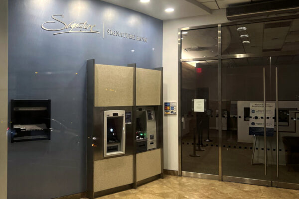 סניף של בנק סיגנצ'ור בניו יורק שקרס (צילום: Bobby Caina Calvan/AP Photo)