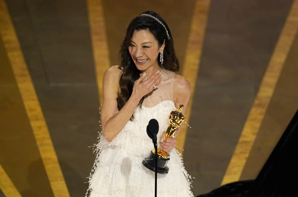 מישל יאו מקבלת את הפרס האוסקר לשחקנית בתפקיד ראשי עבור "הכל בכל מקום בבת אחת" (צילום: AP/Chris Fitzlow)