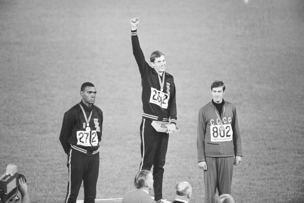 דיק פוסברי זוכה במדליית הזהב באולימפיאדת מקסיקו סיטי 1968 ומניף אגרוף כמחווה למחאת הספורטאים האפרו-אמריקאים למען זכויות האזרח (צילום: AP)