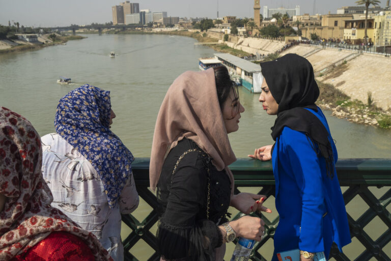 נשים על גשר המרטירים מעל נהר החידקל בבגדד. תושבי העיר נהנים מתקופת שקט נדירה בהיסטוריה המודרנית מלאת הסבל שלה (צילום: AP Photo/Jerome Delay)