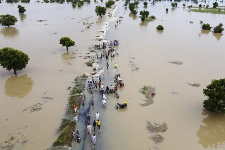 הצפות בעקבות סופת גשמים בניגריה. &quot;שינוי האקלים הוא איום לאנושות, ולכדור הארץ&quot; (צילום: AP Photo, File)