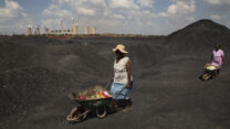 נשים במכרה פחם בדרום אפריקה (צילום: AP Photo/Denis Farrell, File)