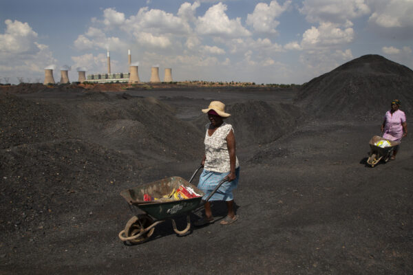 נשים במכרה פחם בדרום אפריקה (צילום: AP Photo/Denis Farrell, File)