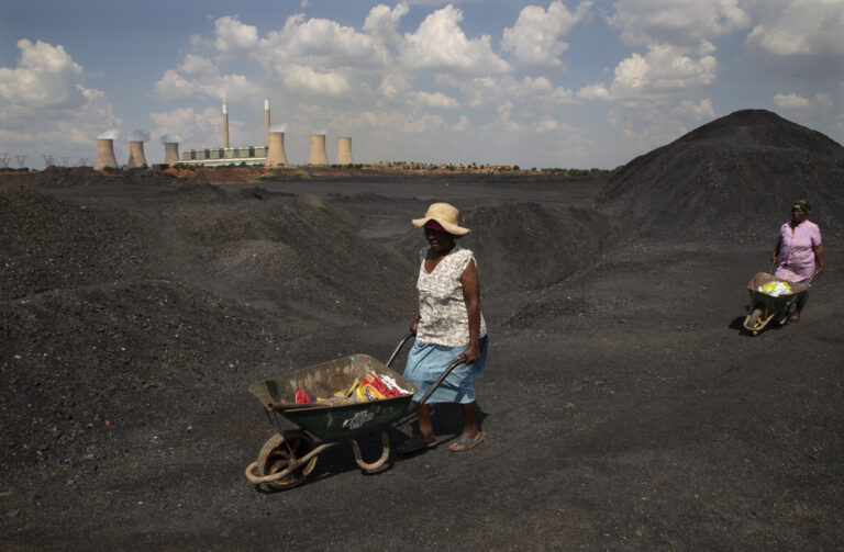 נשים במכרה פחם בדרום אפריקה. מזכ&quot;ל האו&quot;ם קרא לעצור להקמה של תחנות כוח פחמיות, ולמנוע קידום פרויקטים חדשים של גז מחצבים ונפט(צילום: AP Photo/Denis Farrell, File)