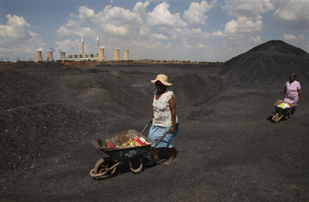נשים במכרה פחם בדרום אפריקה (צילום: AP Photo/Denis Farrell, File)