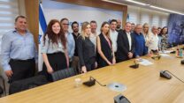 נציגי ועד העובדים והנהלת בית החולים אסותא באשדוד, יחד עם נציגי ההסתדרות והאוצר, בחתימה על ההסכם הקיבוצי (צילום: דוברות ההסתדרות)
