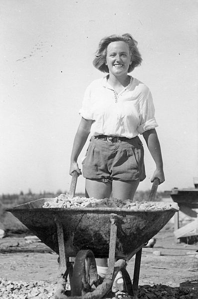 עובדת מובילה אבנים במריצה, 1937 (צילום: ביתמונה, נדב מן)
