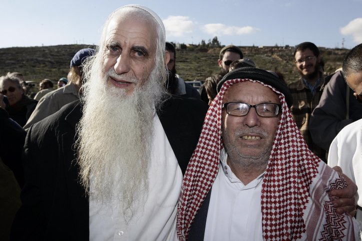 הרב מנחם פרומן חי-שלום בתפילה משותפת ליהודים ולמוסלמים בכפר יאסוף, 2009. &quot;הדת יכולה להיות גשר&quot; (צילום: אביר סולטן/פלאש 90)