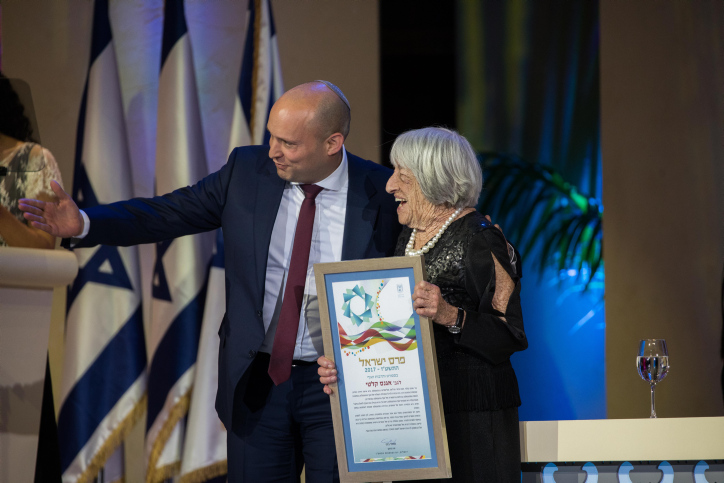 אגנס קלטי מקבלת את פרס ישראל בתחום הספורט ותרבות הגוף בשנת 2017, משרד החינוך נפתלי בנט (צילום: יונתן זינדל/פלאש90)