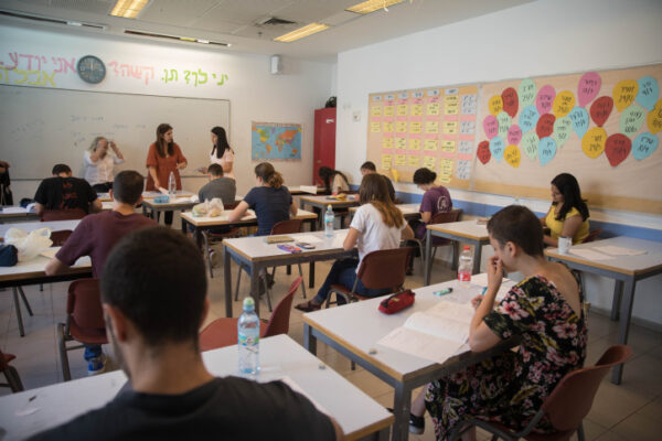 תלמידי תיכון "קשת" בירושלים בהכנה לבחינת בגרות (צילום: נועם רבקין פנטון/פלאש90)