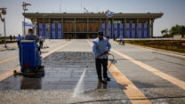 עובד בהכנות להשבעת הכנסת ה-24 (צילום ארכיון: אוליביה פיטוסי / פלאש 90)