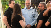 במרכז: מפקד מחוז תל אביב, ניצב עמיחי אשד (צילום: אבשלום ששוני, פלאש90)