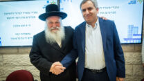שר השיכון יצחק גולדקנופף עם השר הקודם זאב אלקין בטקס חילופי השרים (צילום: יונתן זינדל/פלאש 90)