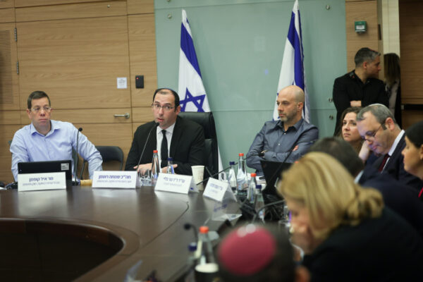 יו״ר ועדת חוק חוקה ומשפט, ח״כ שמחה רוטמן, במהלך ההצבעה על תיקון חוק יסוד השפיטה (צילום: יונתן זינדל/ פלאש90)